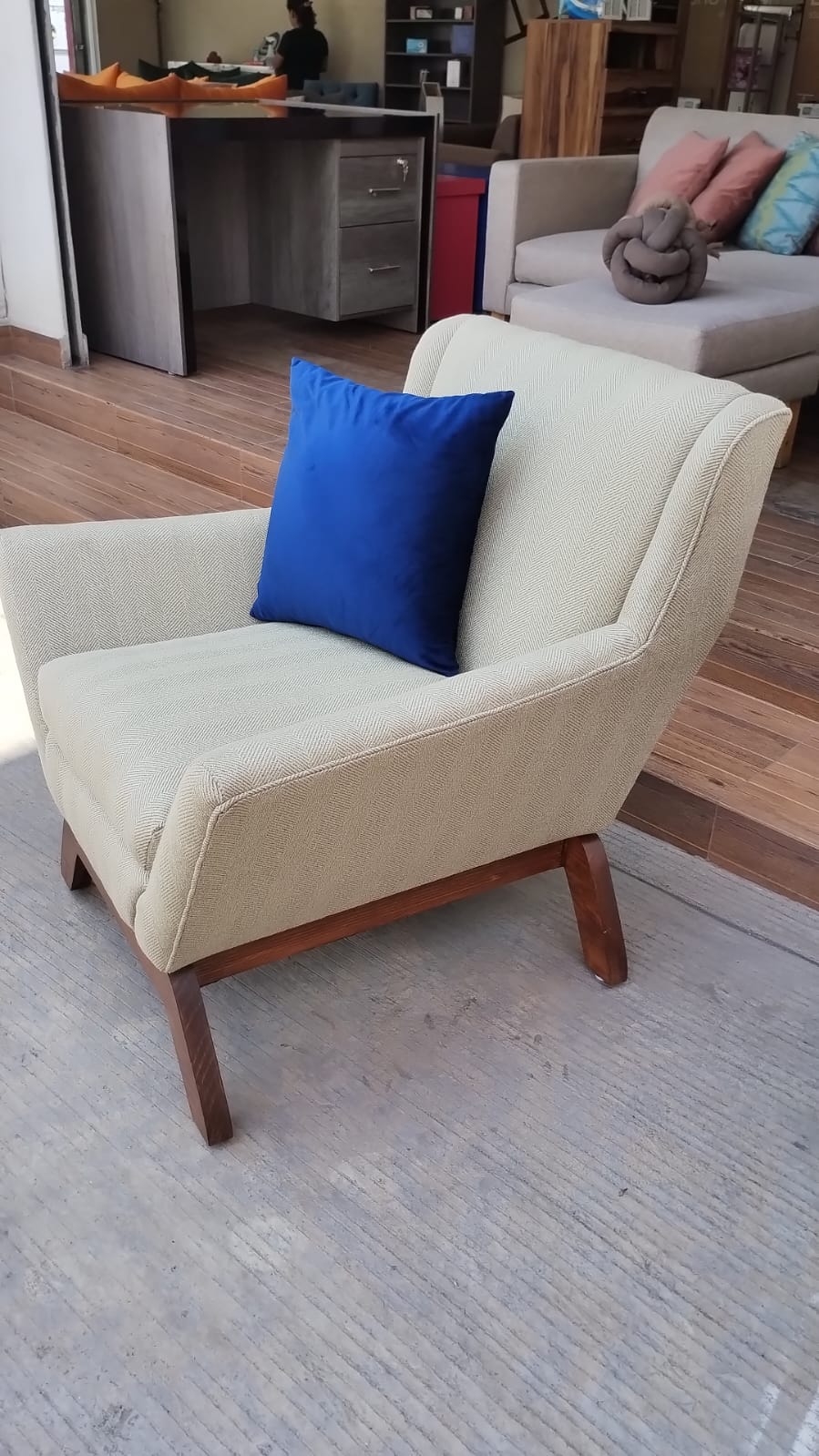 SILLON OCASIOAL MODELO  PROVENZA TELA  MICHELL COLOR HUESO PATA NOGAL CLARO  