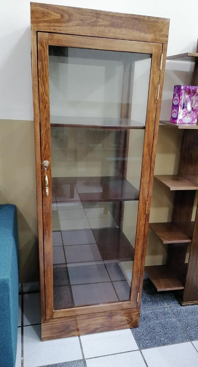 EXHIBIDOR  DE CRISTAL CON LLAVE  PARA NEGOCIO  ACABADO EN MADERA DE PINO CAOBA BRILLANTE