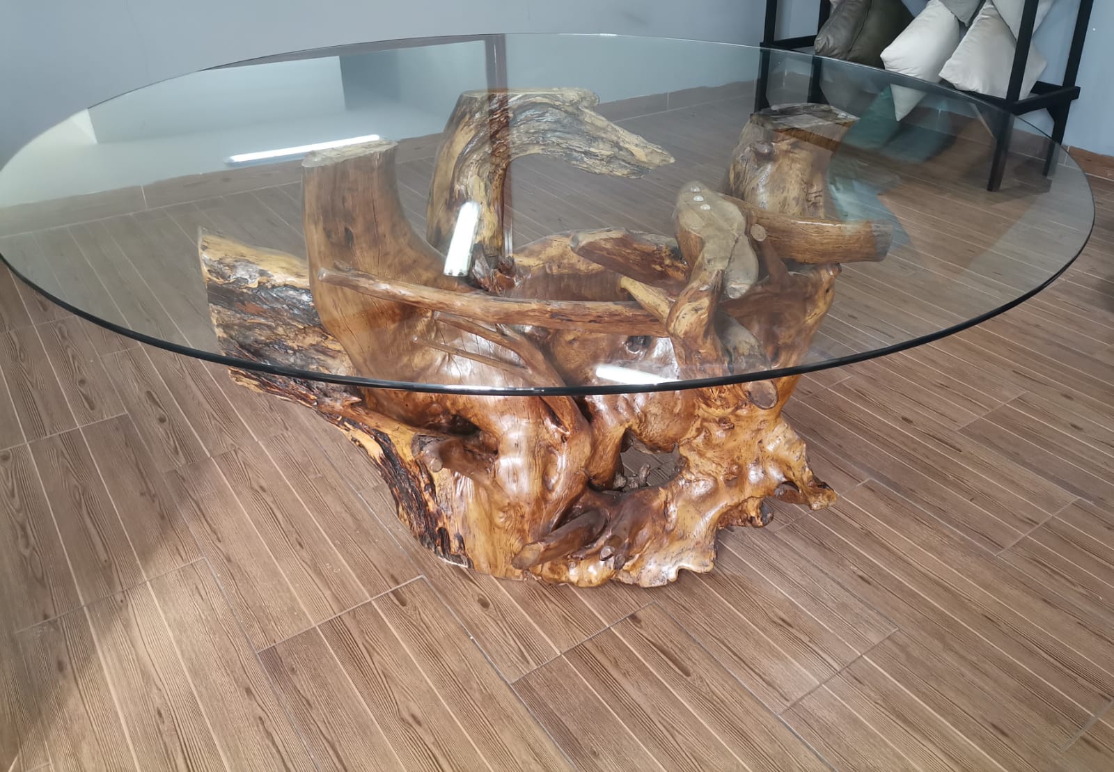 COMEDOR  PARA 4 PRS. DE VIDRIO DE 9MM CON BASE BARNIZADA ,   TRONCO  MADERA DE PAROTA  NOTA. 4733