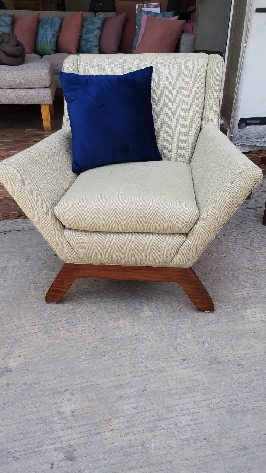 SILLON OCASIOAL MODELO  PROVENZA TELA  MICHELL COLOR HUESO PATA NOGAL CLARO  