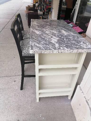 BARRA DESAYUNADORA  PLANCHA BLANCA CON  NEGRO Y PEDESTAL BLANCO CON 4 BANCOS  NOTA. 4680