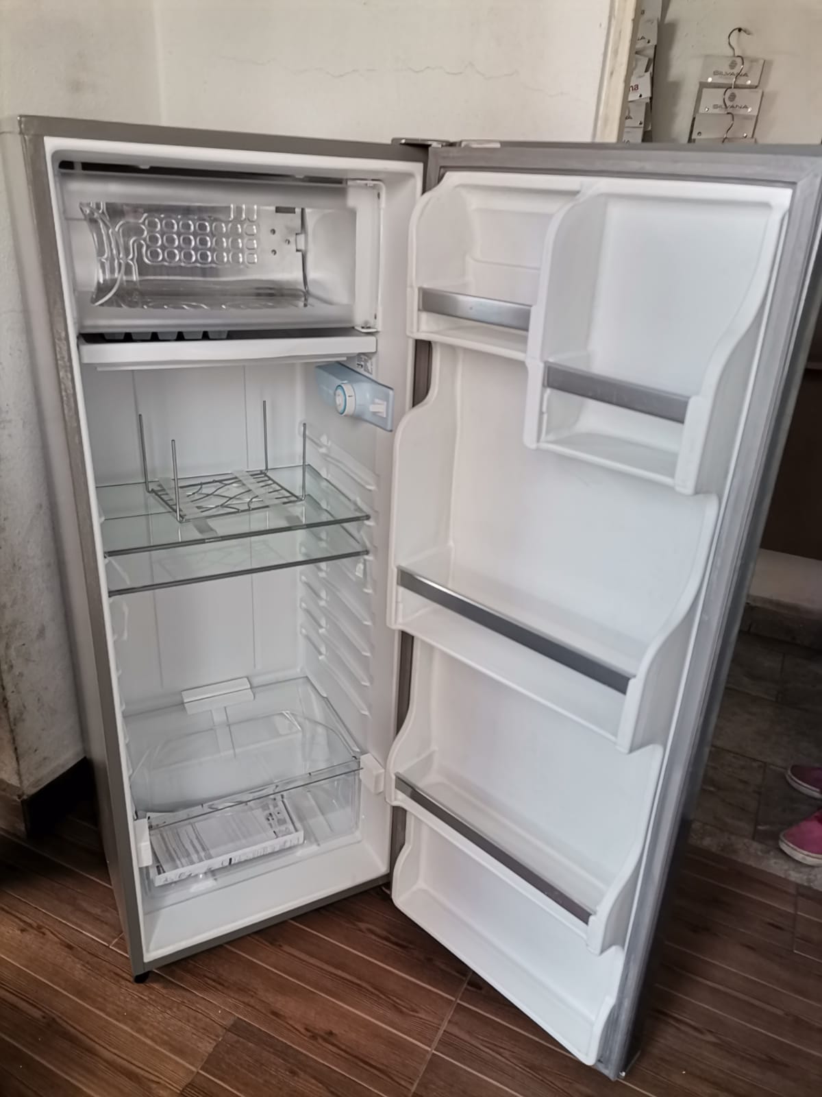 REFRIGERADOR MARCA  ACROS  PLATEADO UNA PUERTA Y ES DE 8 PIES CUBICOS  MODELO AS851F  NOTA. 4905