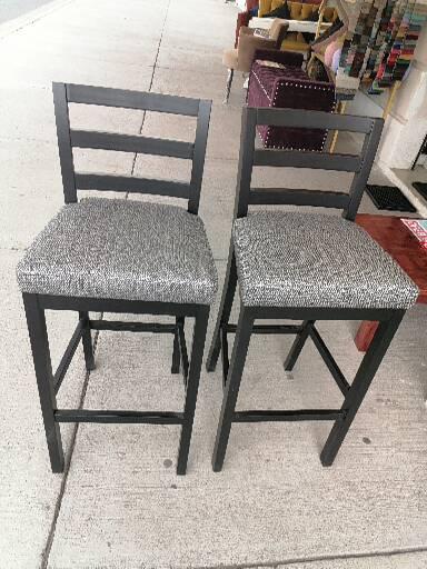 BARRA DESAYUNADORA  PLANCHA BLANCA CON  NEGRO Y PEDESTAL BLANCO CON 4 BANCOS  NOTA. 4680