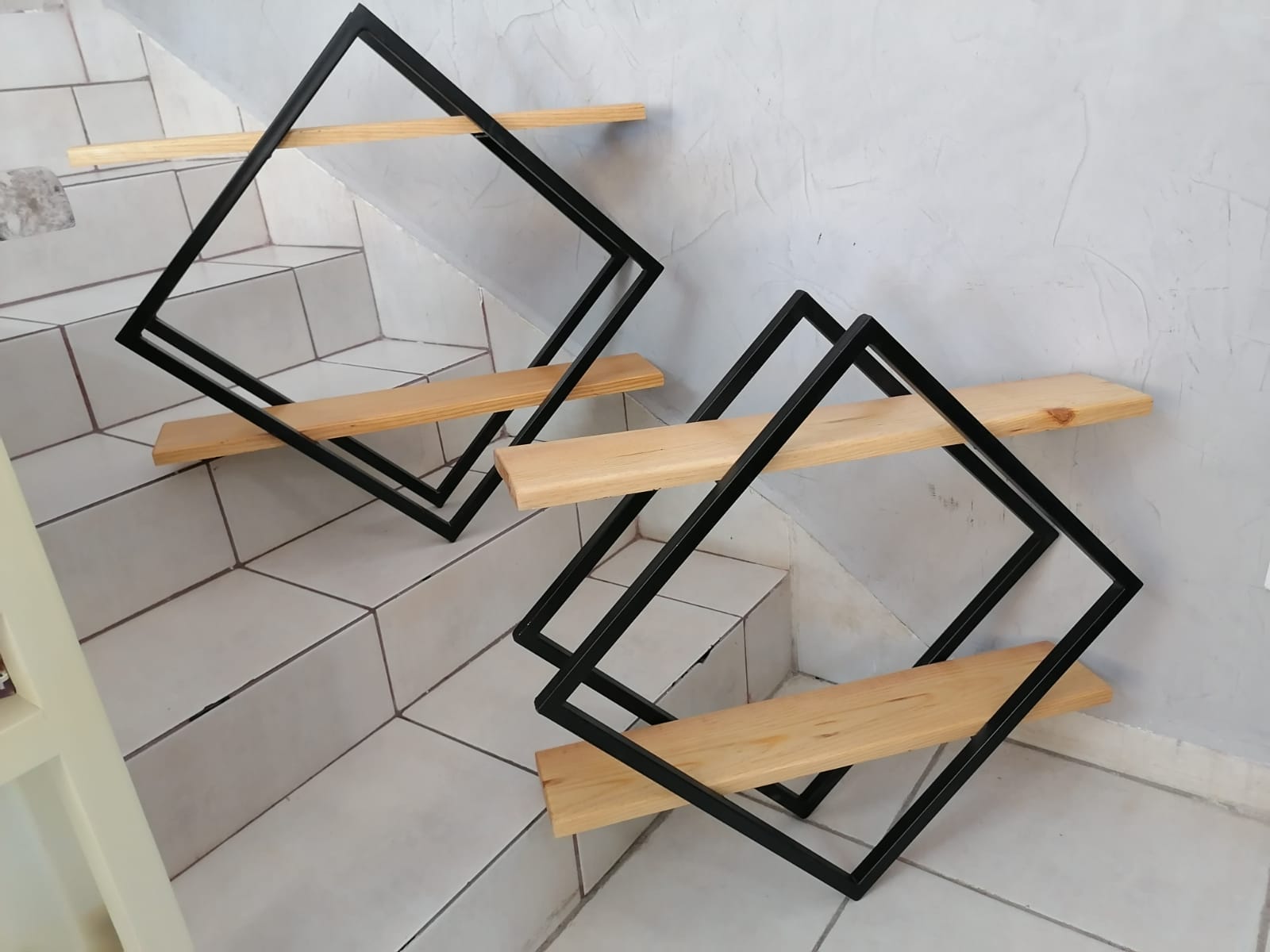 REPISA ROMBOICA EN HERRERIA NEGRA Y MADERA NATURAL CON DOS REPISAS  50*50*16