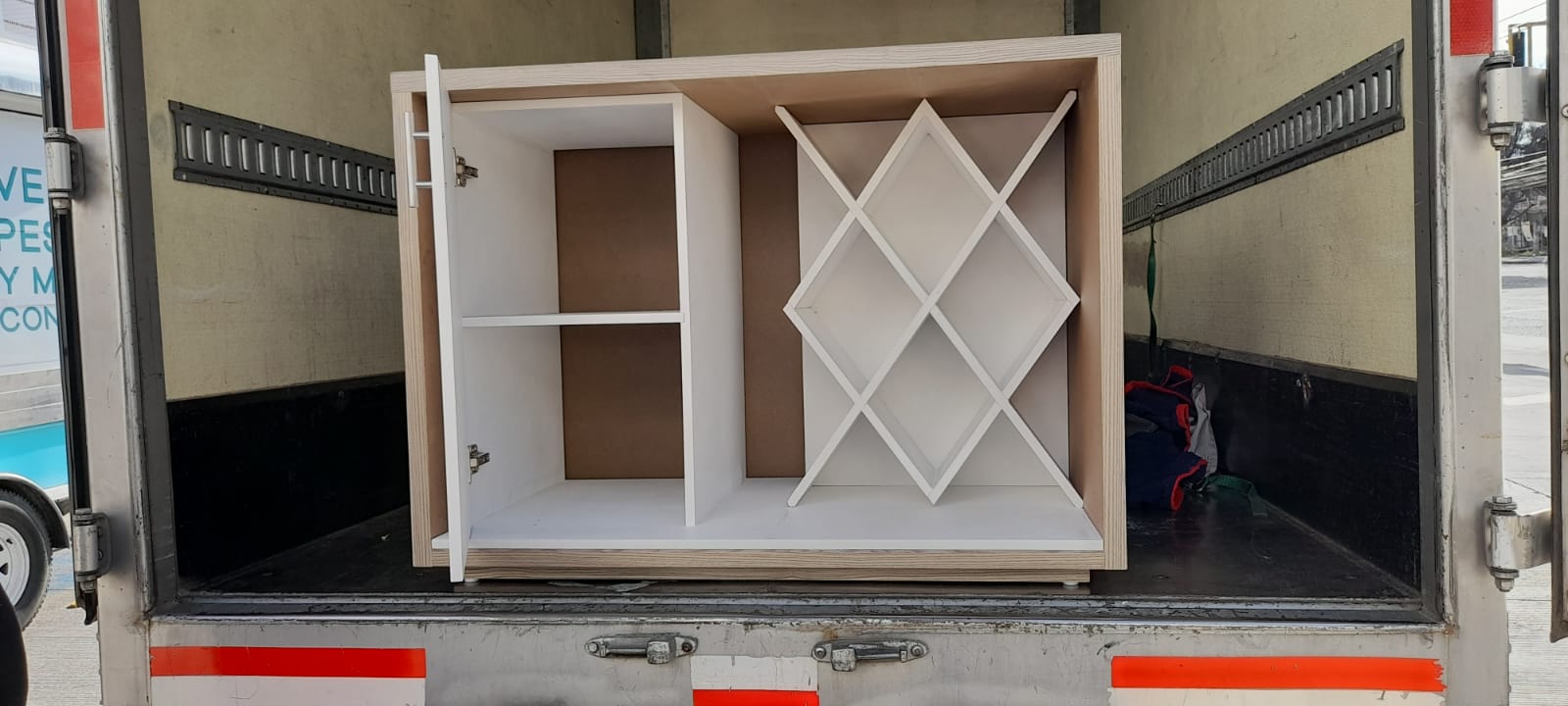 CAVA COLOR BLANCO Y MELAMINA  CON  PUERTA Y PARA 4 BOTELLAS MELAMINA