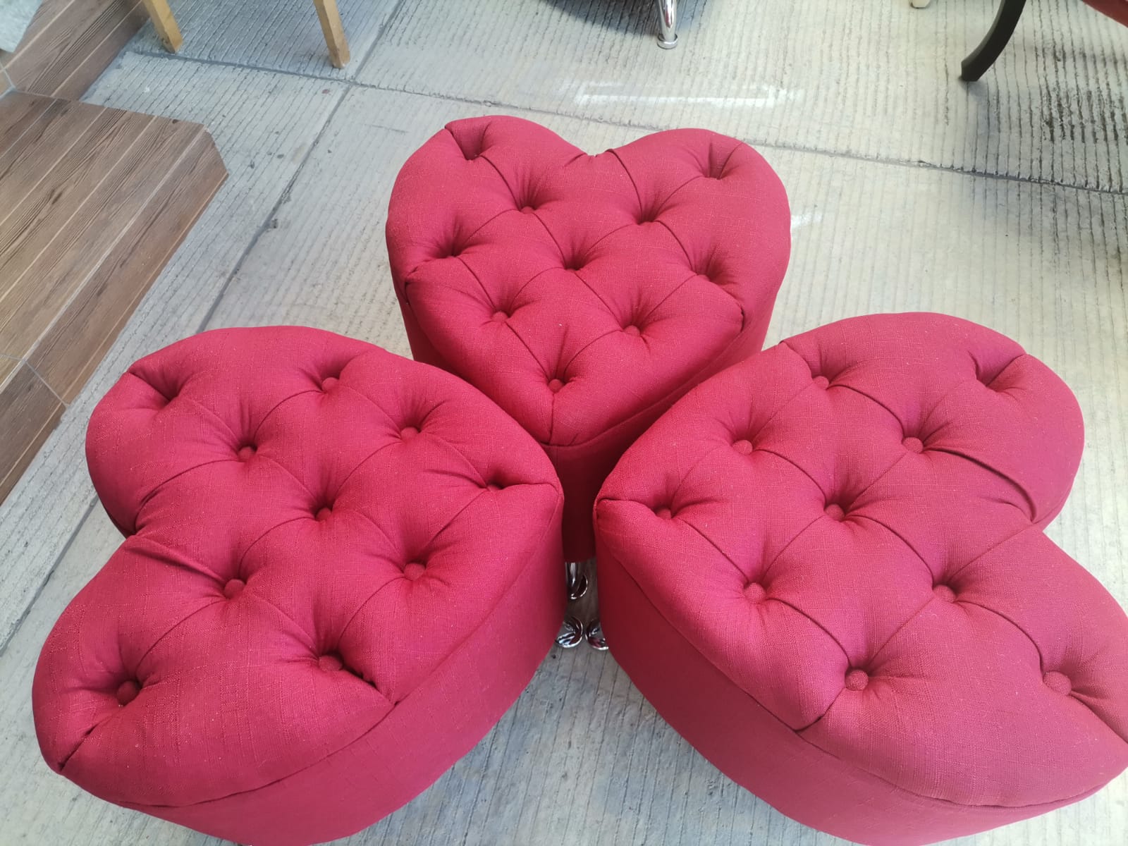 TABURETE CORAZON GRANDE TELA LOUIS ROJO MEDIDAS 90 ALTO Y LARGO 70   NOTA. 4768