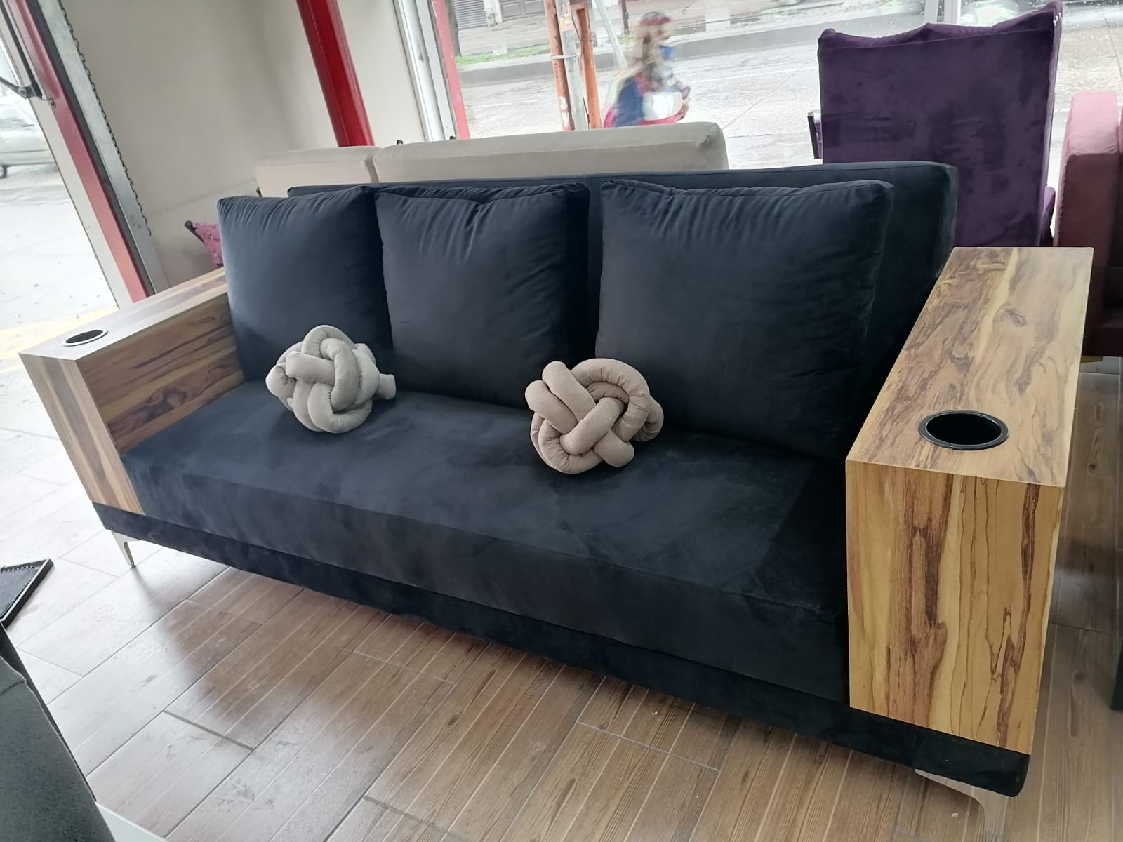 SOFA CAMA MARRAKESH PREMIUM TELA TERCIOPELO NEGRO CON CODERAS EN MDF DECORADO Y PORTAVASOS