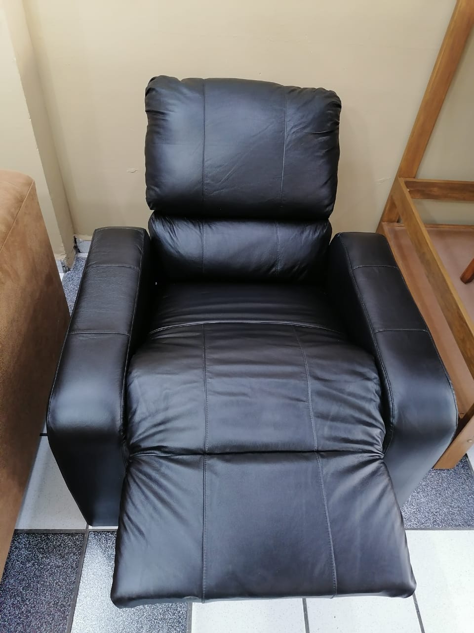 SILLON RECLINABLE MODELO IKEA 85% PIEL GENUINA  COLOR NEGRO  