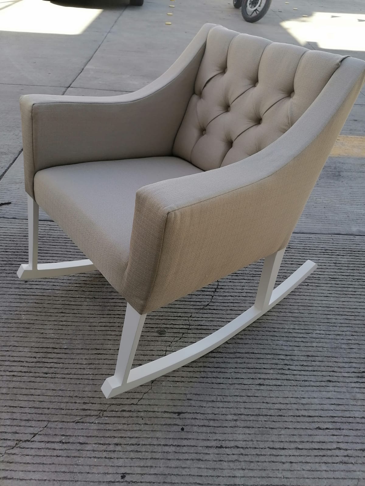 SILLON OCASIONAL MESEDORA  TELA LINO HANGER BEIGE PATA BLANCA SEMI MATE