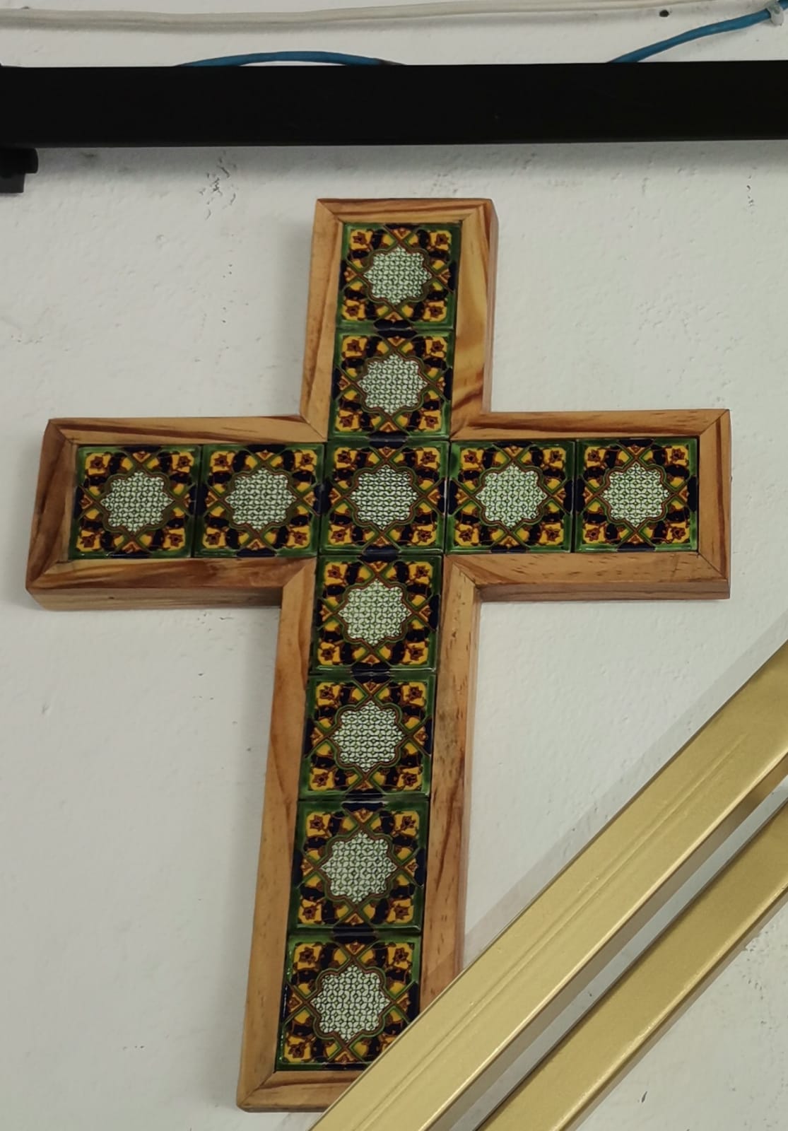 CRUZ  DE MADERA DE PINO  CON CERAMICA