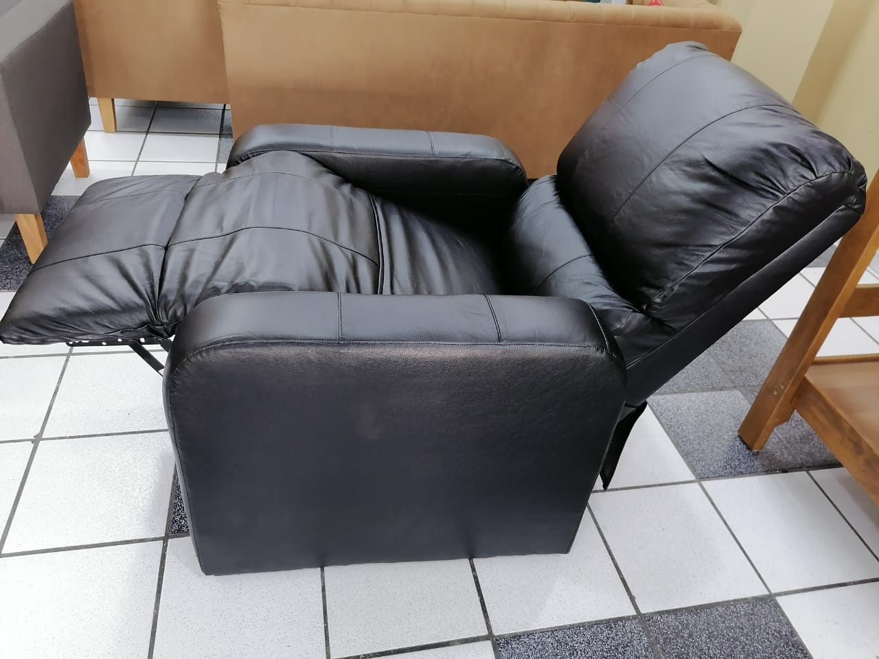 SILLON RECLINABLE MODELO IKEA 85% PIEL GENUINA  COLOR NEGRO  