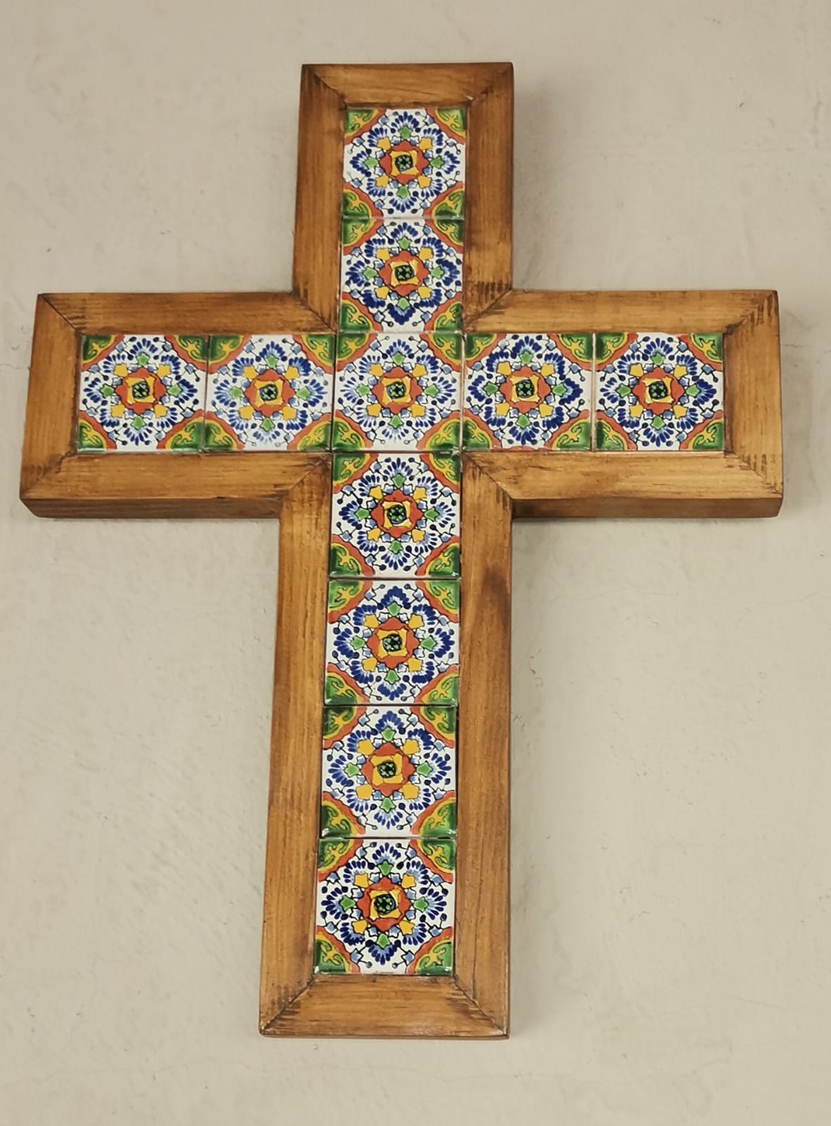 CRUZ  DE MADERA DE PINO  CON CERAMICA