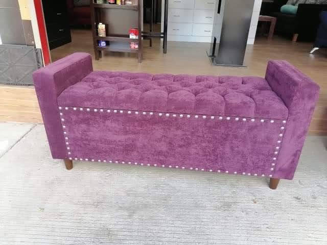 PIE DE CAMA  BAUL CON CODERAS Y ESTOPEROLES TELA HUDSON MORADO