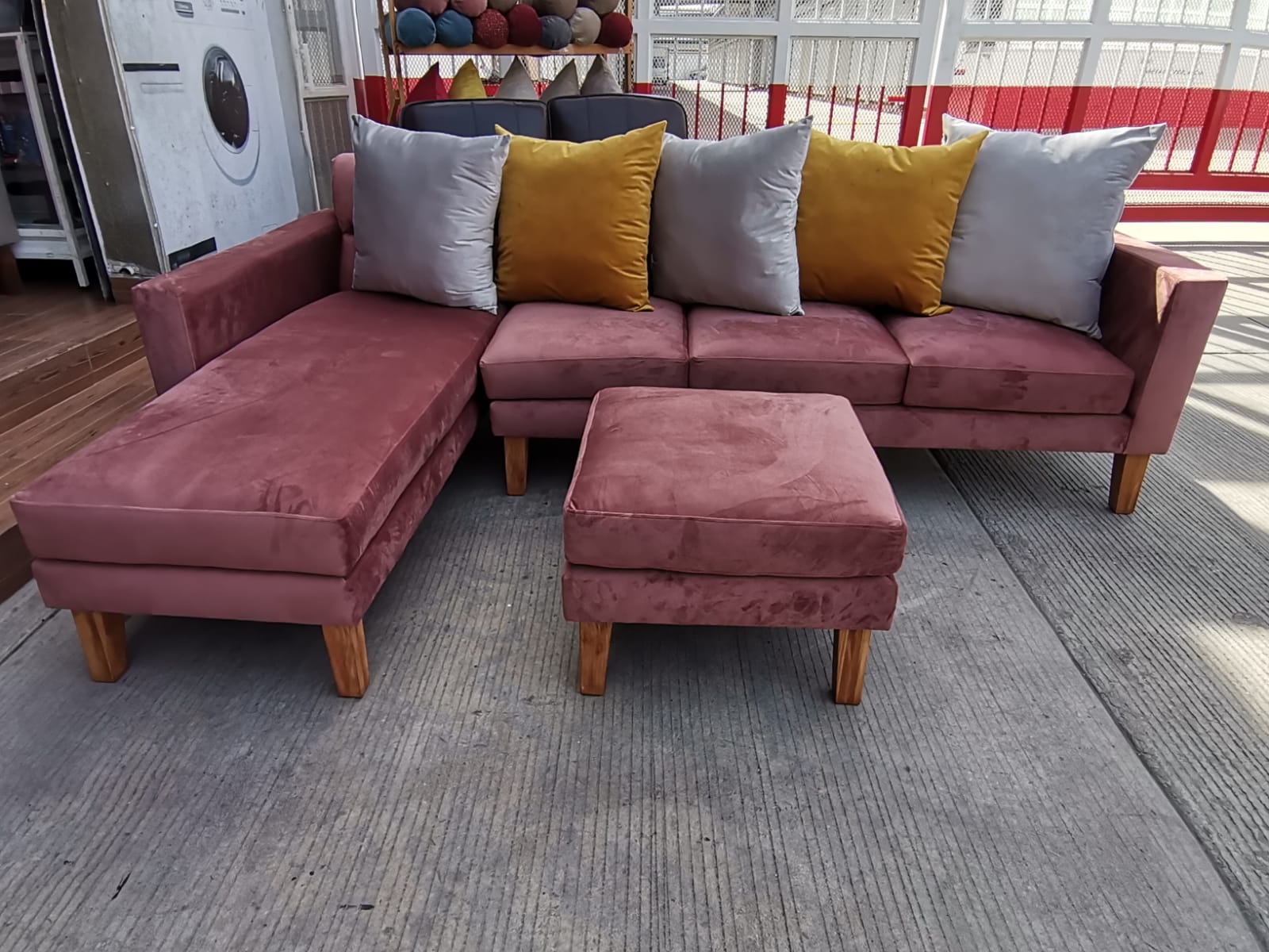 SALA EMPERADOR CON TABURETE EN CAPITOEADO PRONUNCIADO EN TELA TERCIOPELO ROSA BELLA Y 5 COJINES DE 6