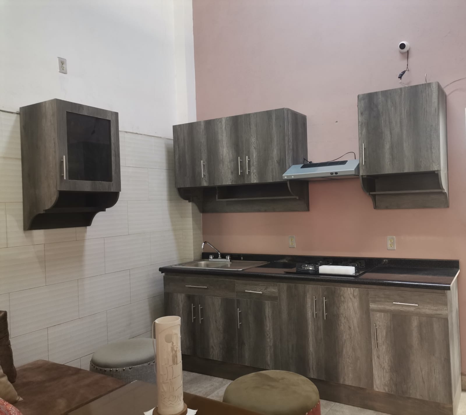 COCINA INTEGRAL COMPLETA CON TARJA  QUEMADORES Y CAMPANA  EN ACERO INOXIDABLE   EN MADERA DE PINO AC