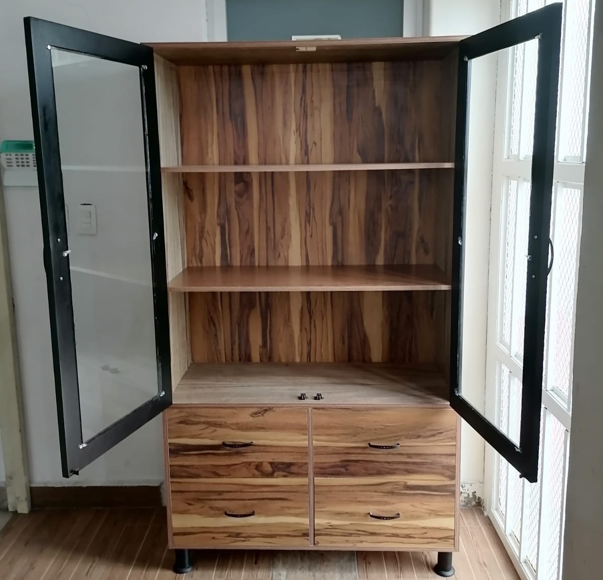 VITRINA MODELO ASTURIA CON DOS PUERTAS  DE VIDRIO COLOR PAROTA VETEADO