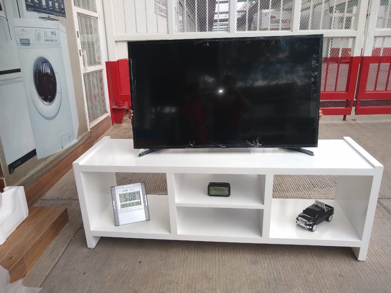 MUEBLE PARA PANTALLA DE 75 