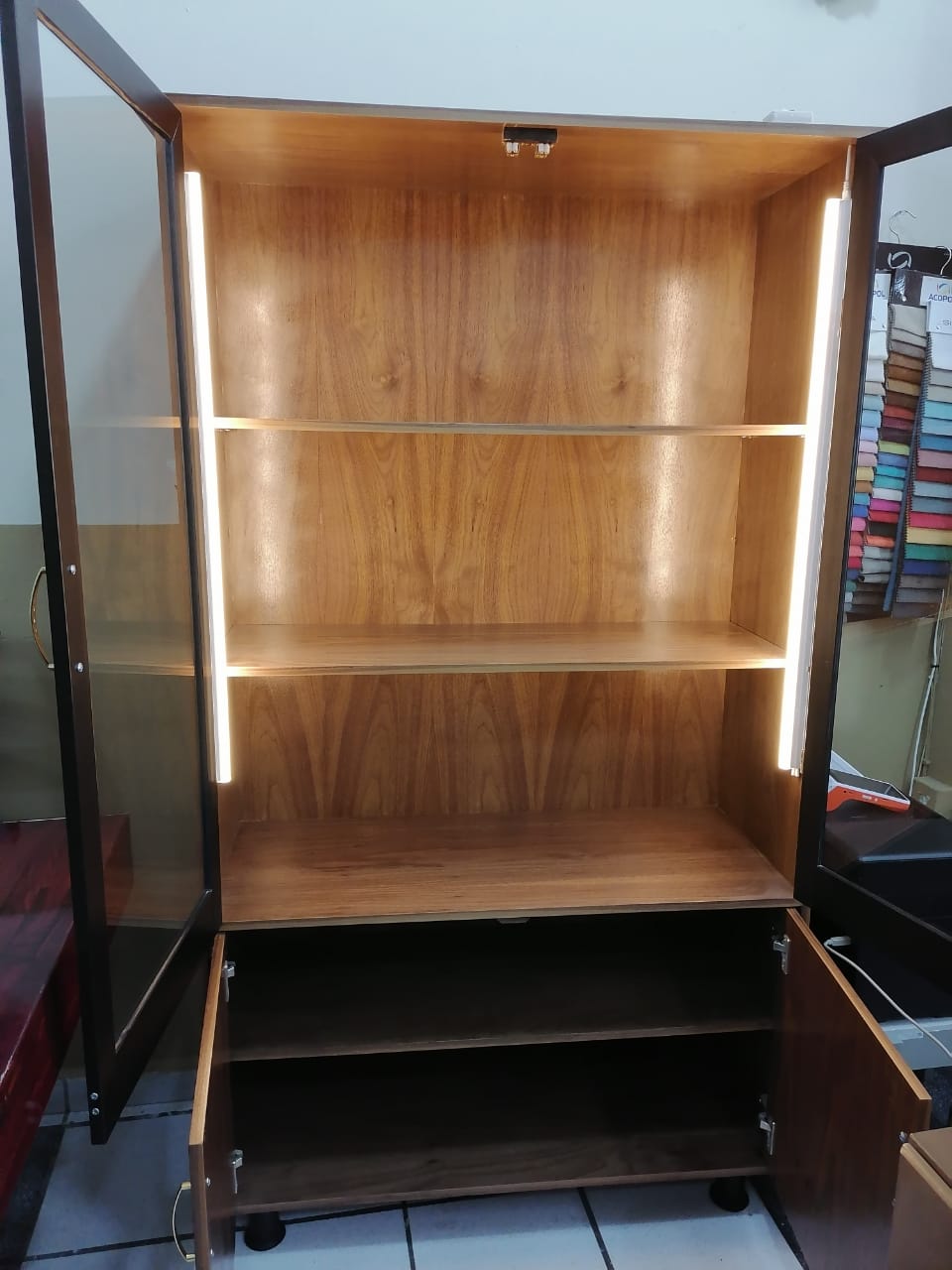 VITRINA MODELO ASTURIA CON DOS PUERTAS  DE VIDRIO COLOR NOGAL CLASICO  SEMI MATE CON LUCES LED MDF E