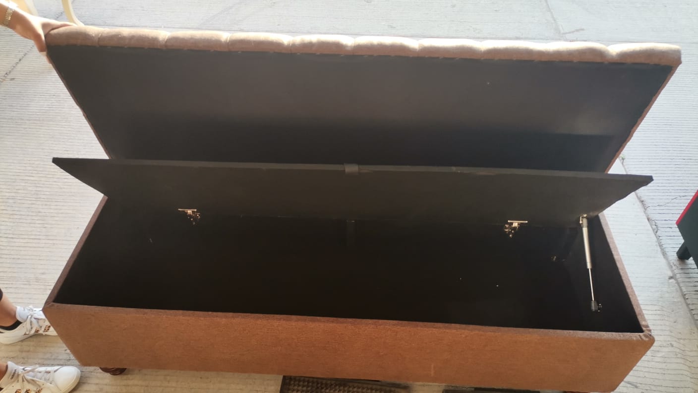 PIE DE CAMA CAPITONEADO PATA DE TORNILLO CON PUERTA FALSA SIN CODERAS TELA BUDAPEST CHOCOLATE NOTA. 