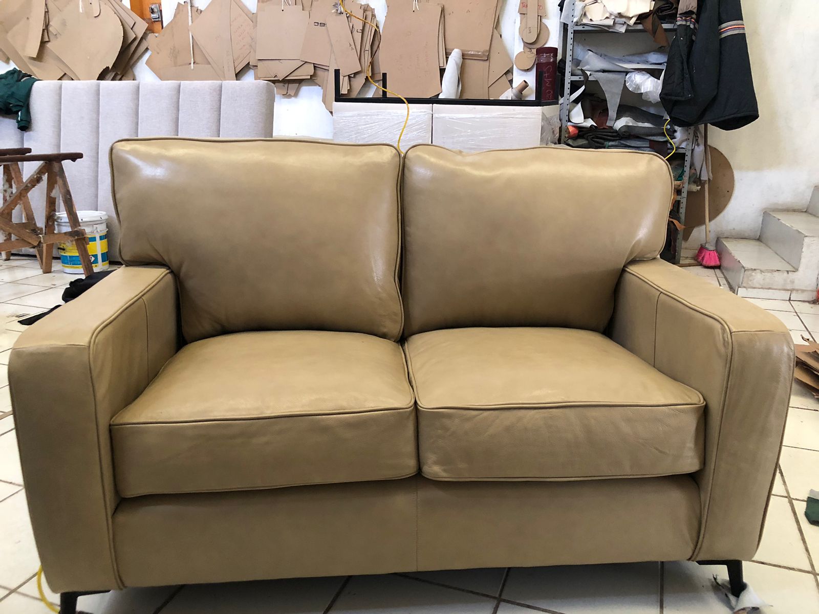 LOVE SEAT 2 PLAZAS  MODELO ASTURIAS 100% PIEL NATURAL COLOR PAJA  MEDIDA LARGO. 1.60  NOTA. 4853 104