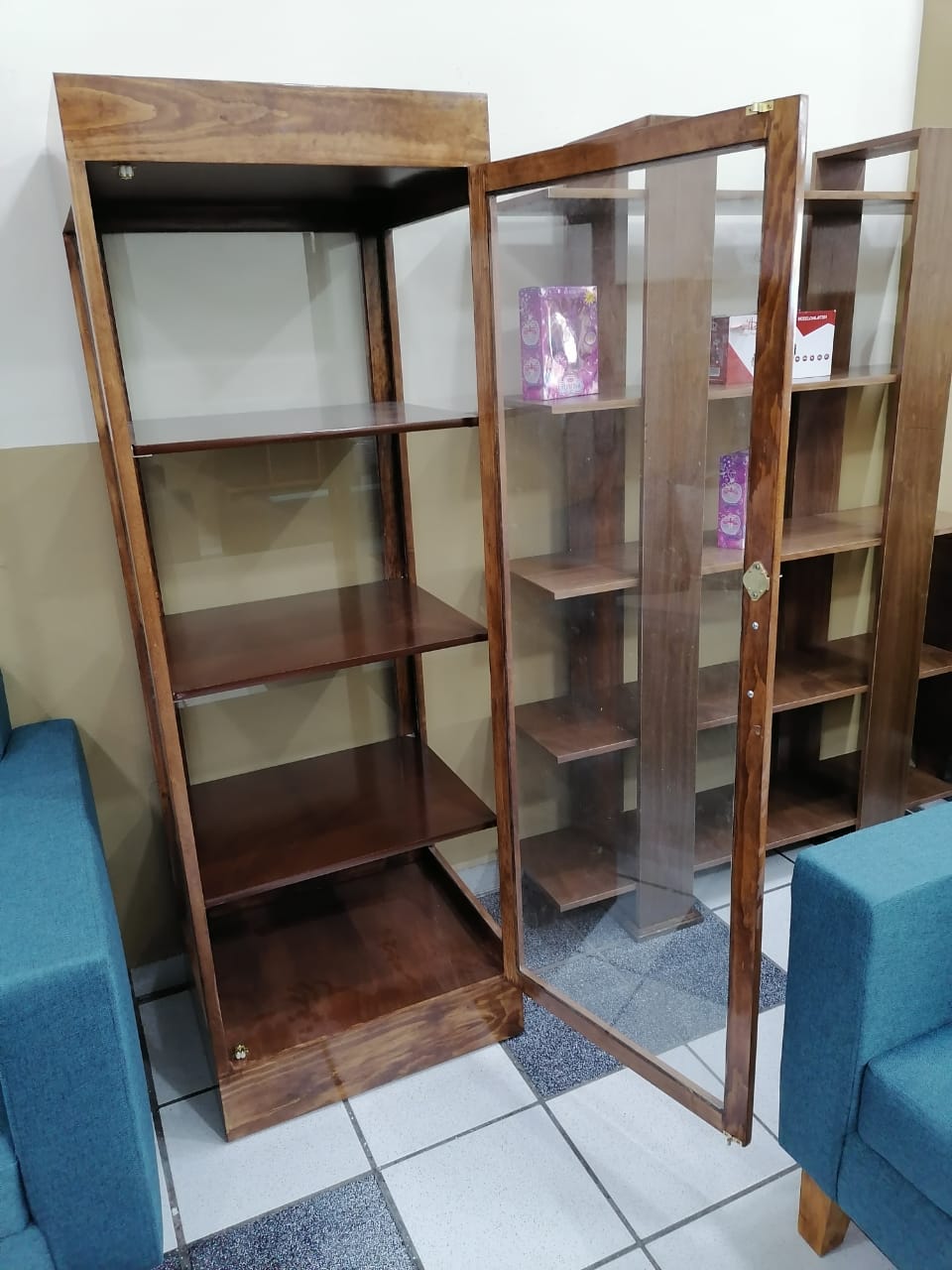EXHIBIDOR MODELO PANAMA  DE CRISTAL CON LLAVE  PARA NEGOCIO  ACABADO EN MADERA DE PINO CAOBA BRILLAN