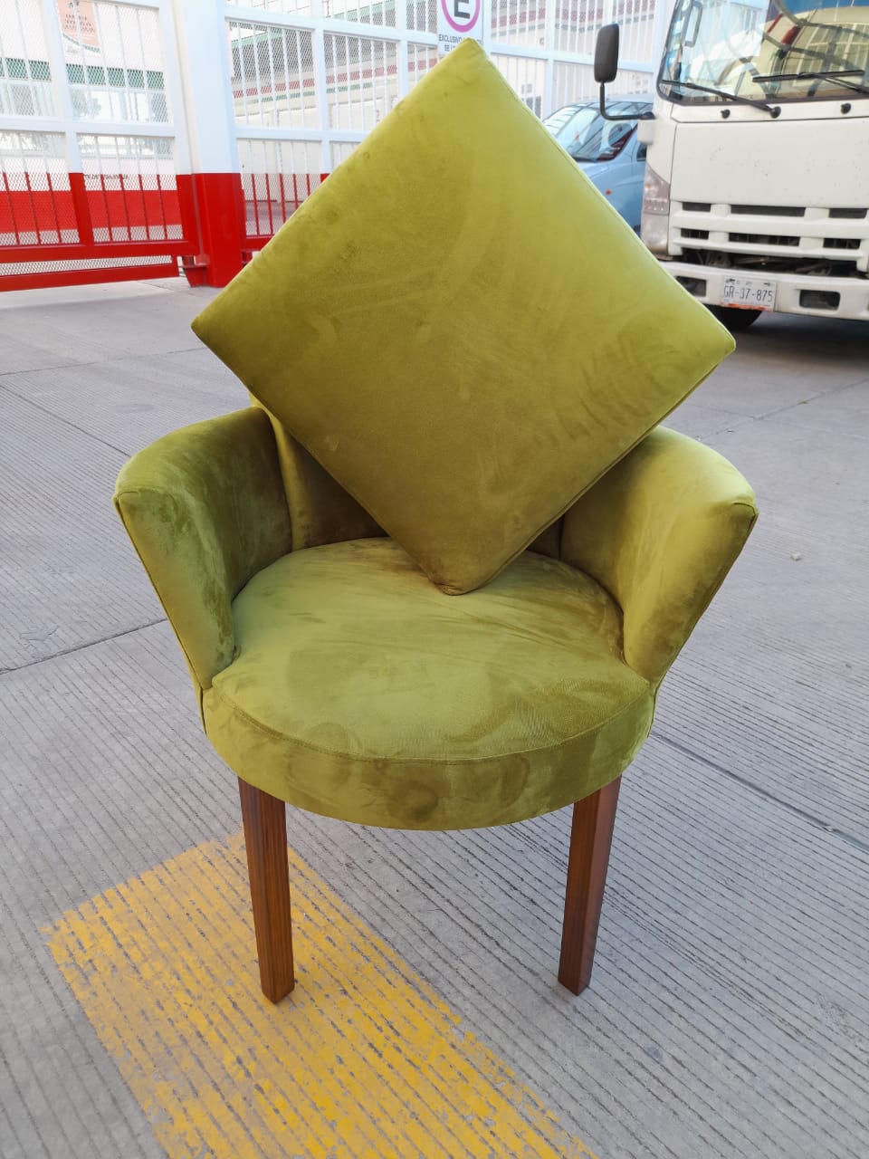 SILLON OCASIONAL CERRADO VERSALLES TELA MICHELL TULIPAN PATA ROBE CON  FUNDA PARA COJIN
