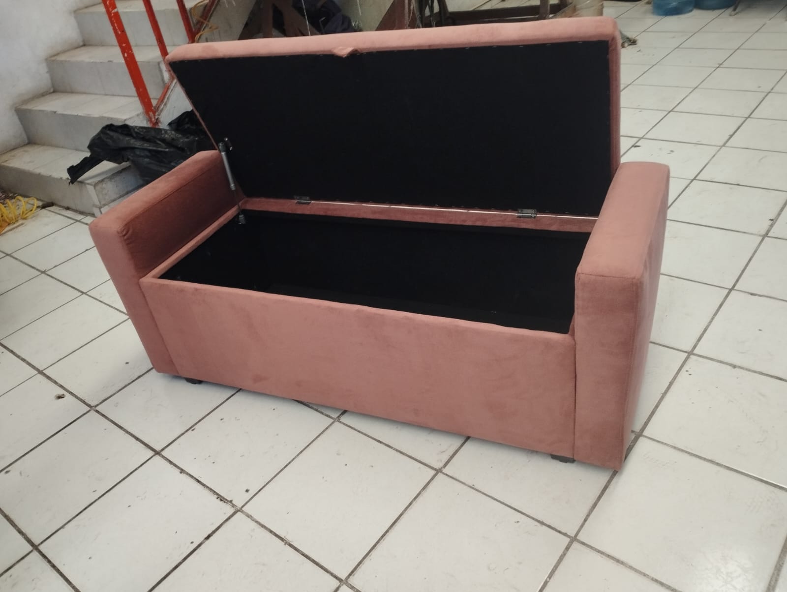 PIE DE CAMA BAUL CON CODERAS  LISO SIN ESTOPEROLES  MODELO ROMANZA  TELA VERONA ROSE   NOTA. 4897