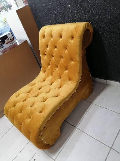 SILLON OCASIONAL MODELO VEGA TELA TERCIOPELO MOSTAZA CON ESTOPEROLES